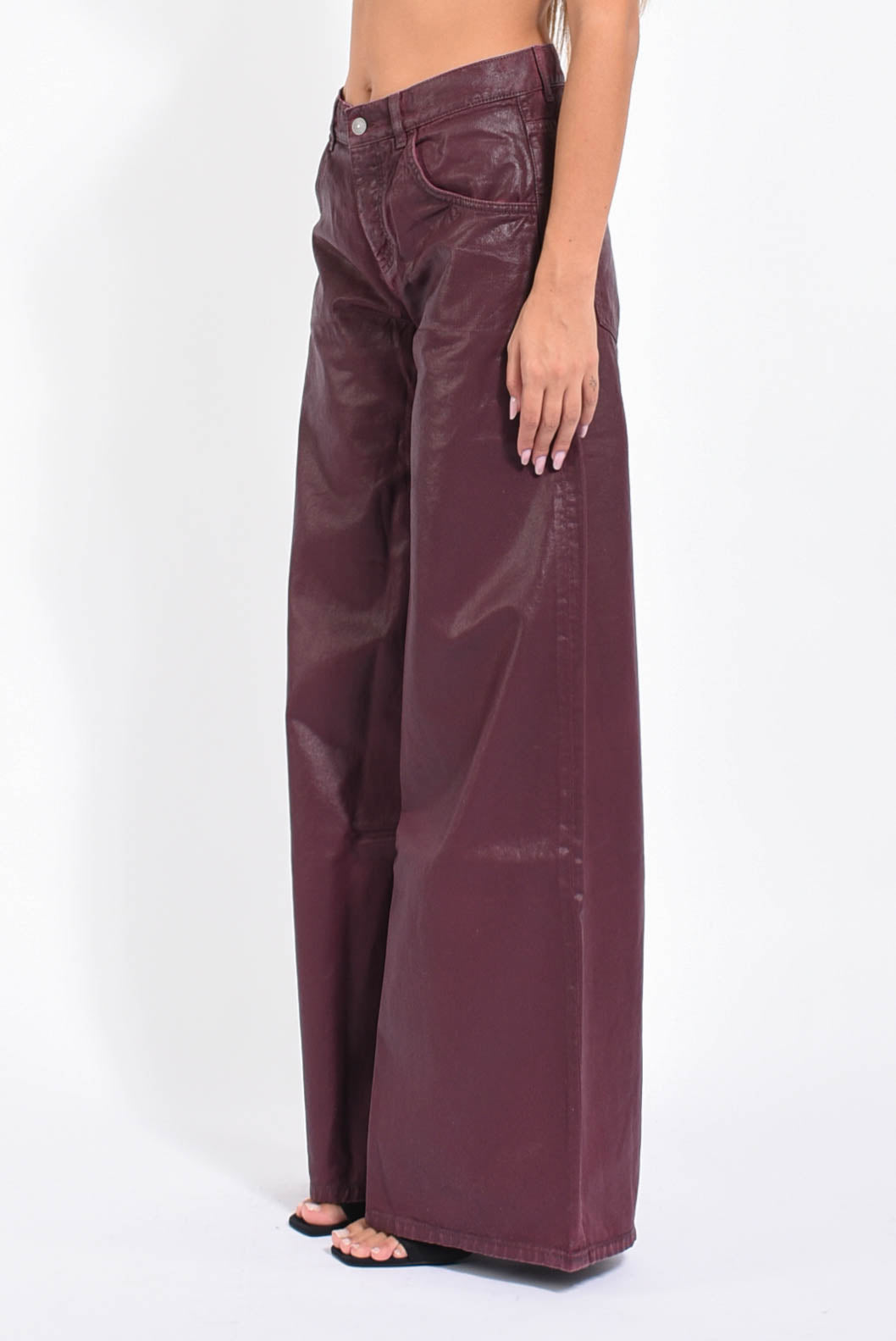 Jeans baggy spalmati effetto pelle