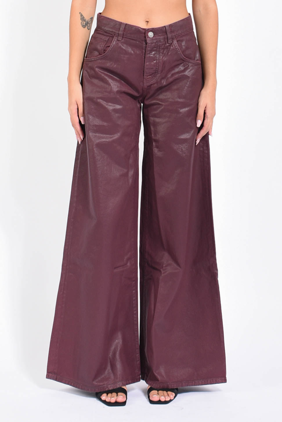 Jeans baggy spalmati effetto pelle