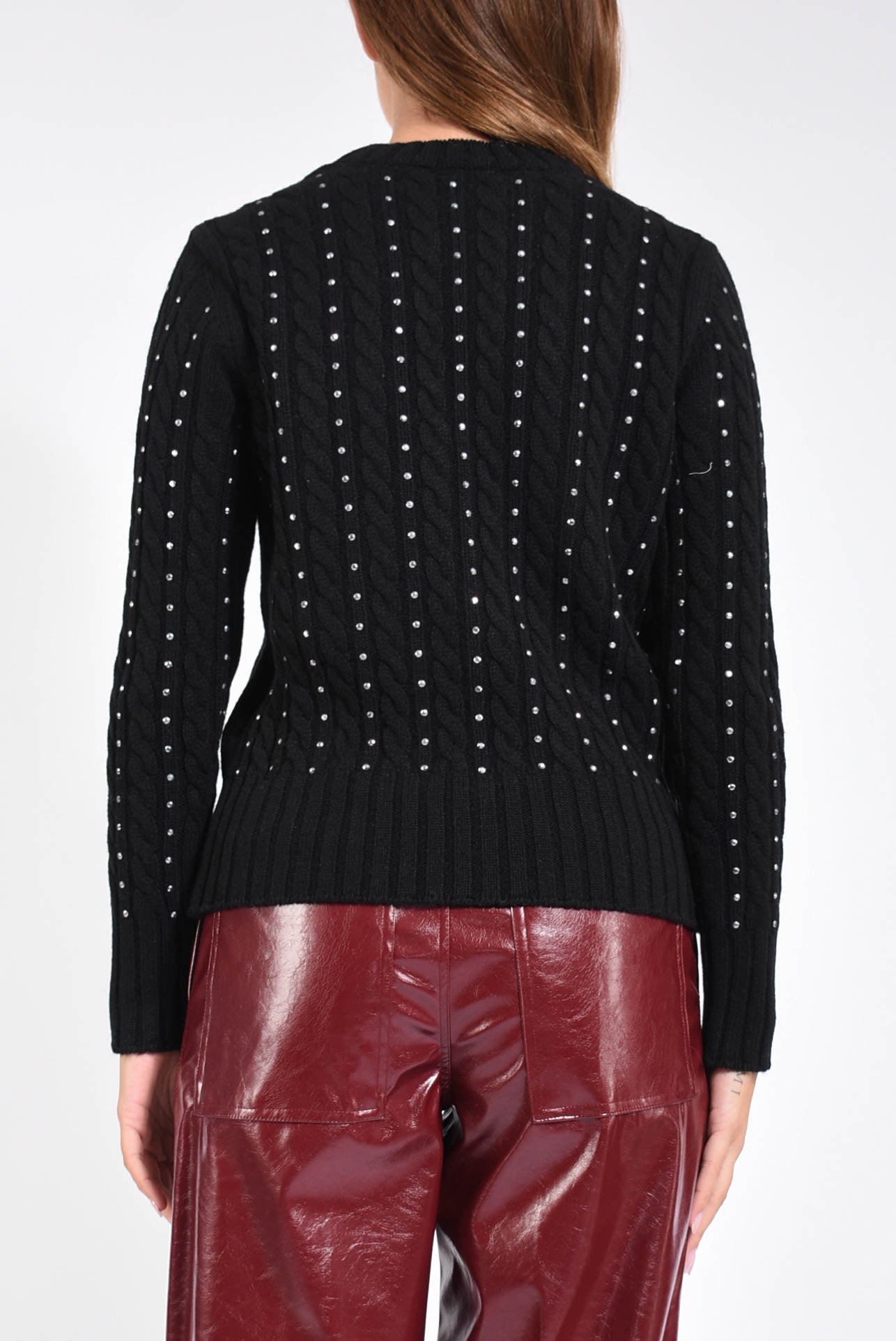 maglia a trecce con micro borchie