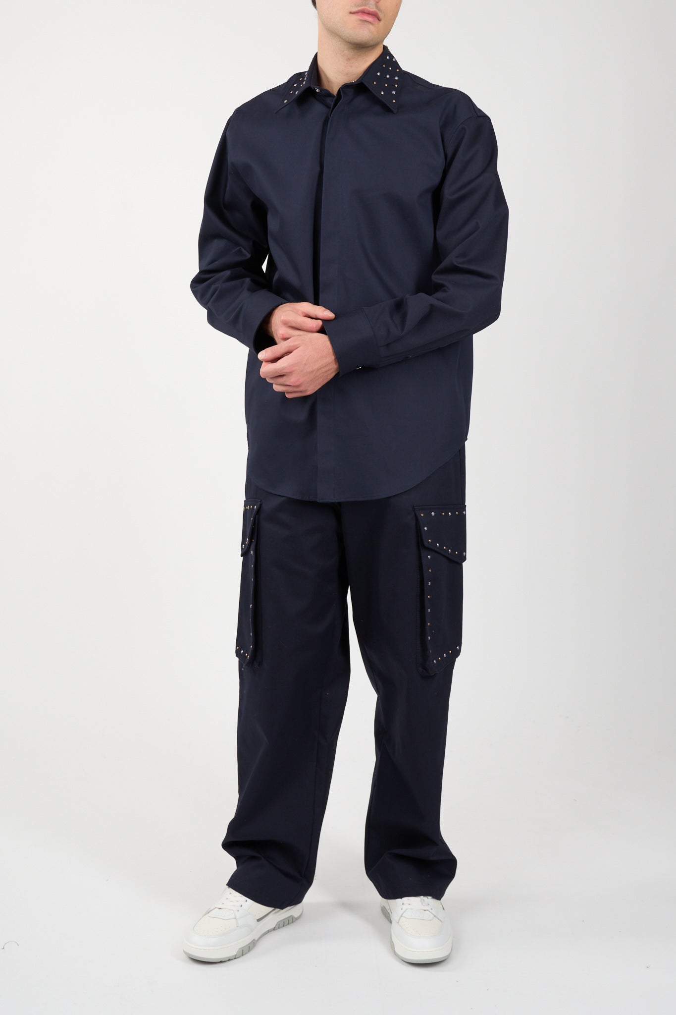 Pantaloni cargo con borchie