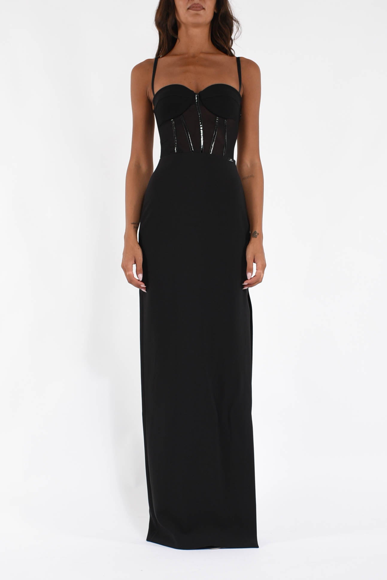 Abito lungo iin crêpe leggero e tulle