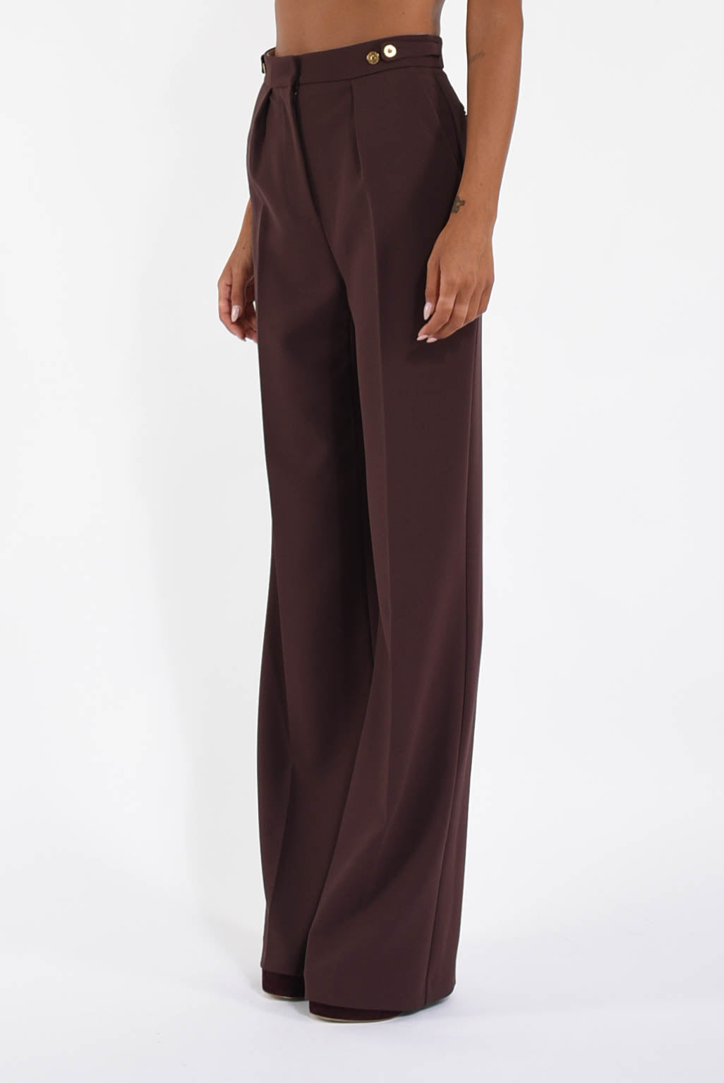 Pantaloni in crêpe con accessorio gioiello