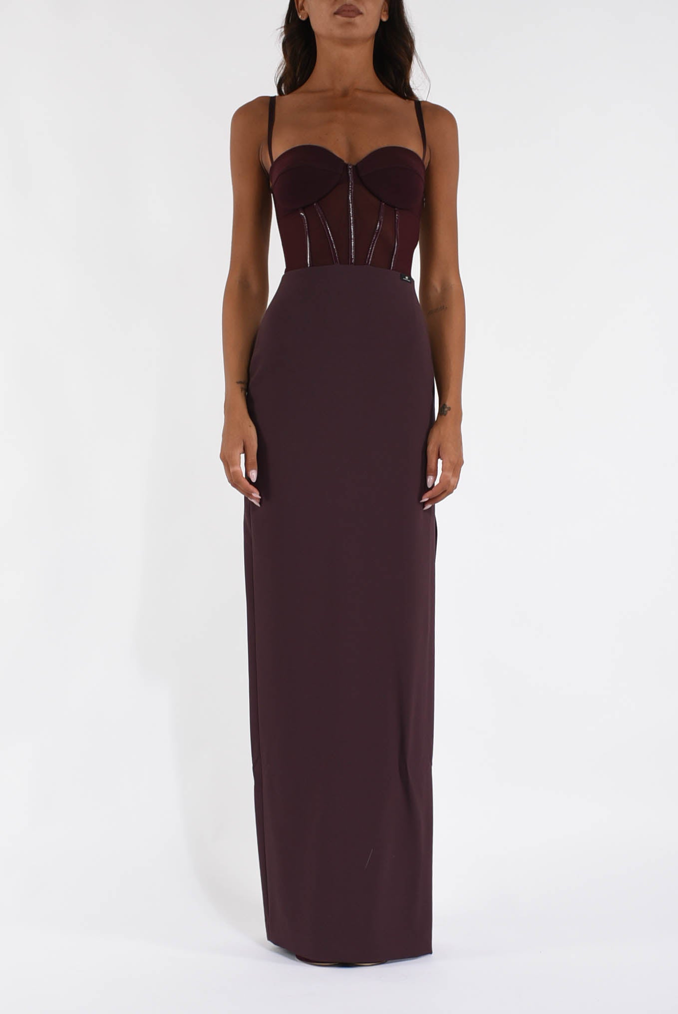 Abito lungo iin crêpe leggero e tulle