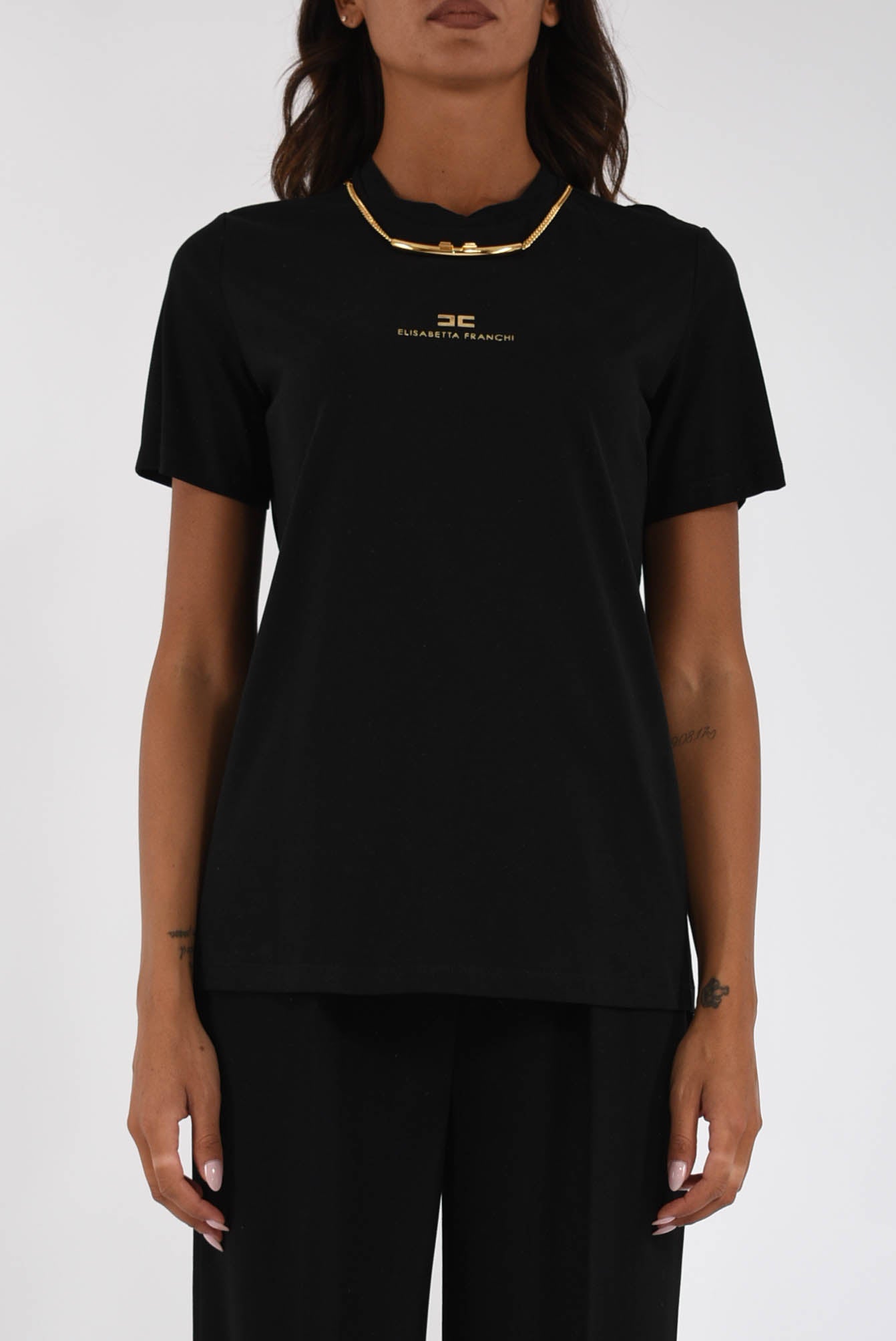 T-shirt in jersey di cotone con collana