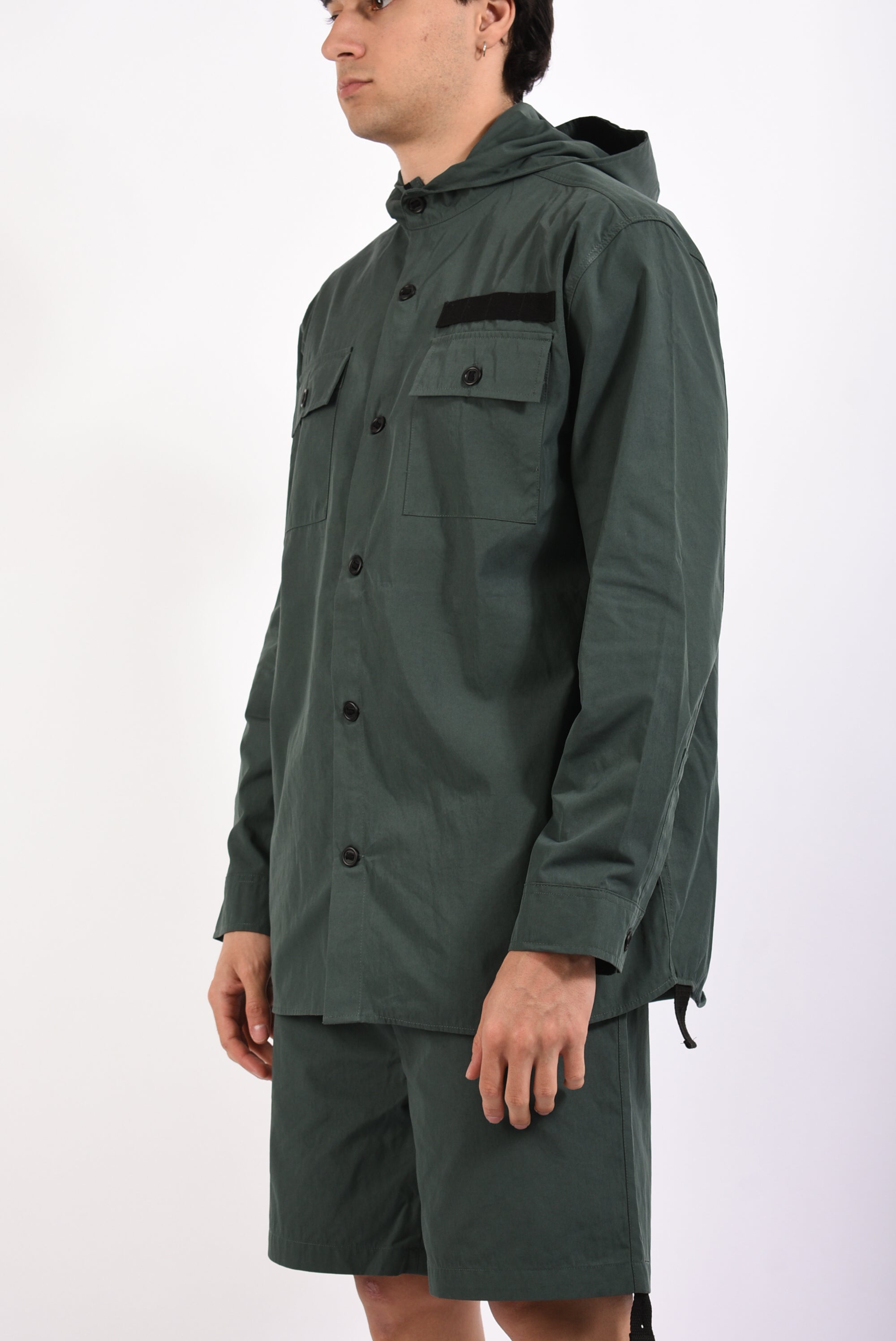 camicia con cappuccio
