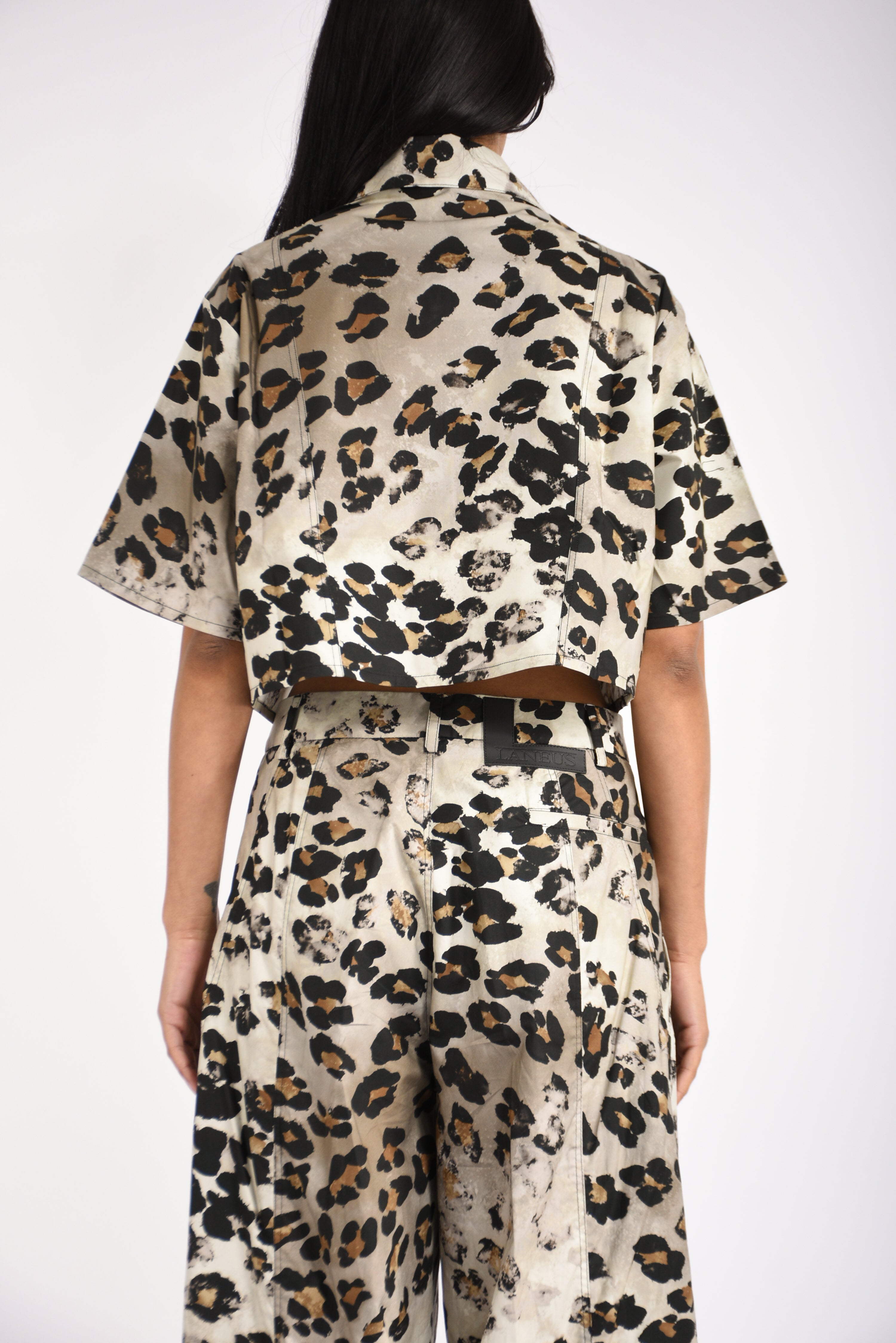camicia crop con stampa animalier