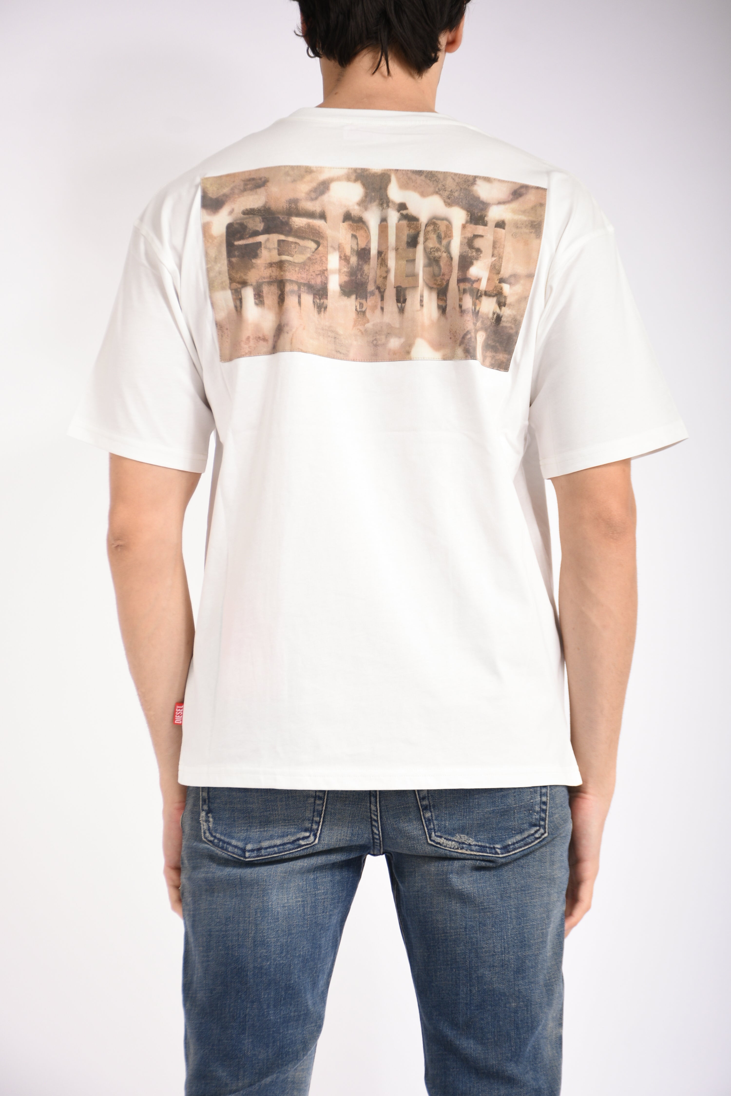 T-shirt con stampa mimetica