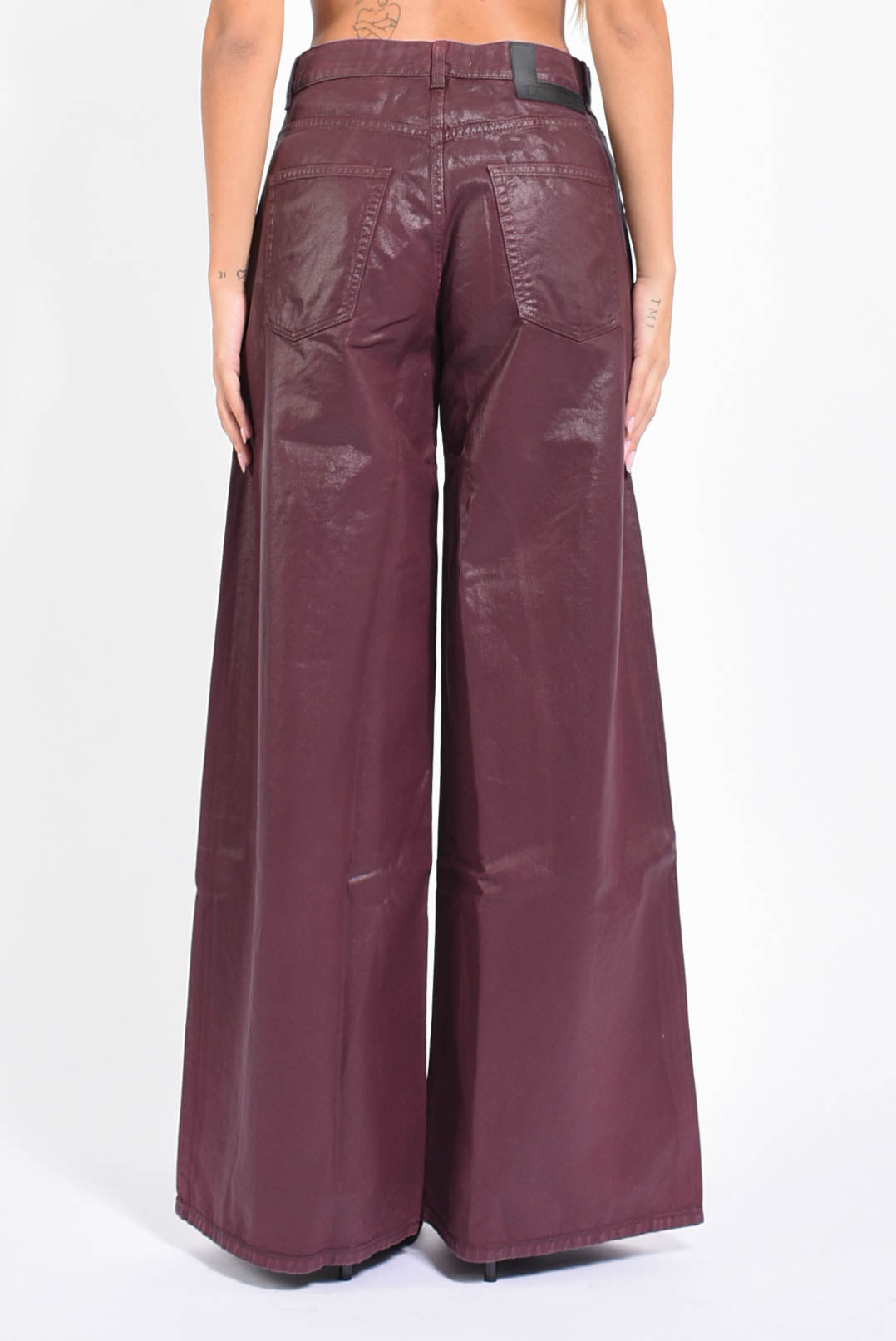 Jeans baggy spalmati effetto pelle