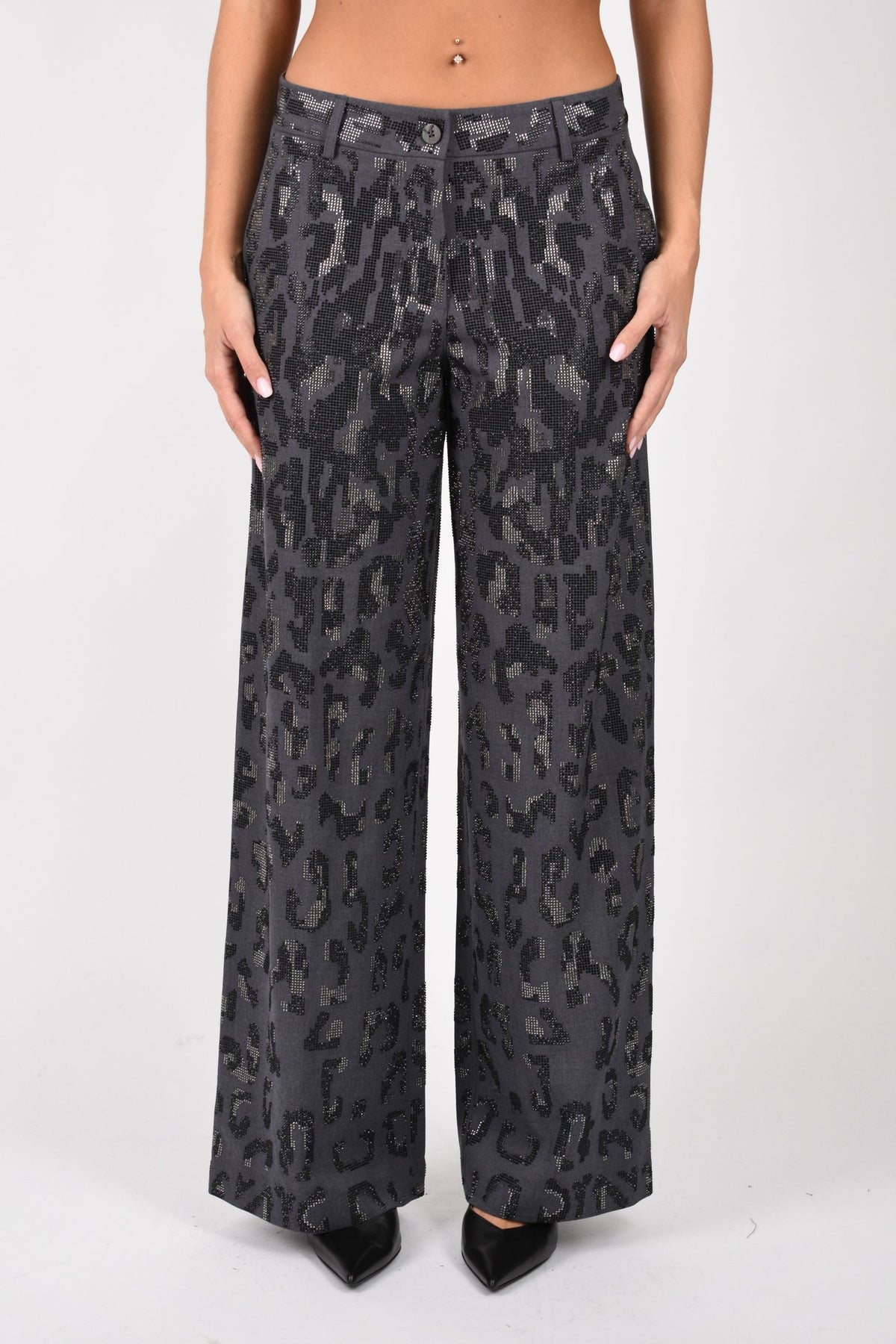 Pantalone wide leg con fantasia maculata e microstrass 107520A3GO