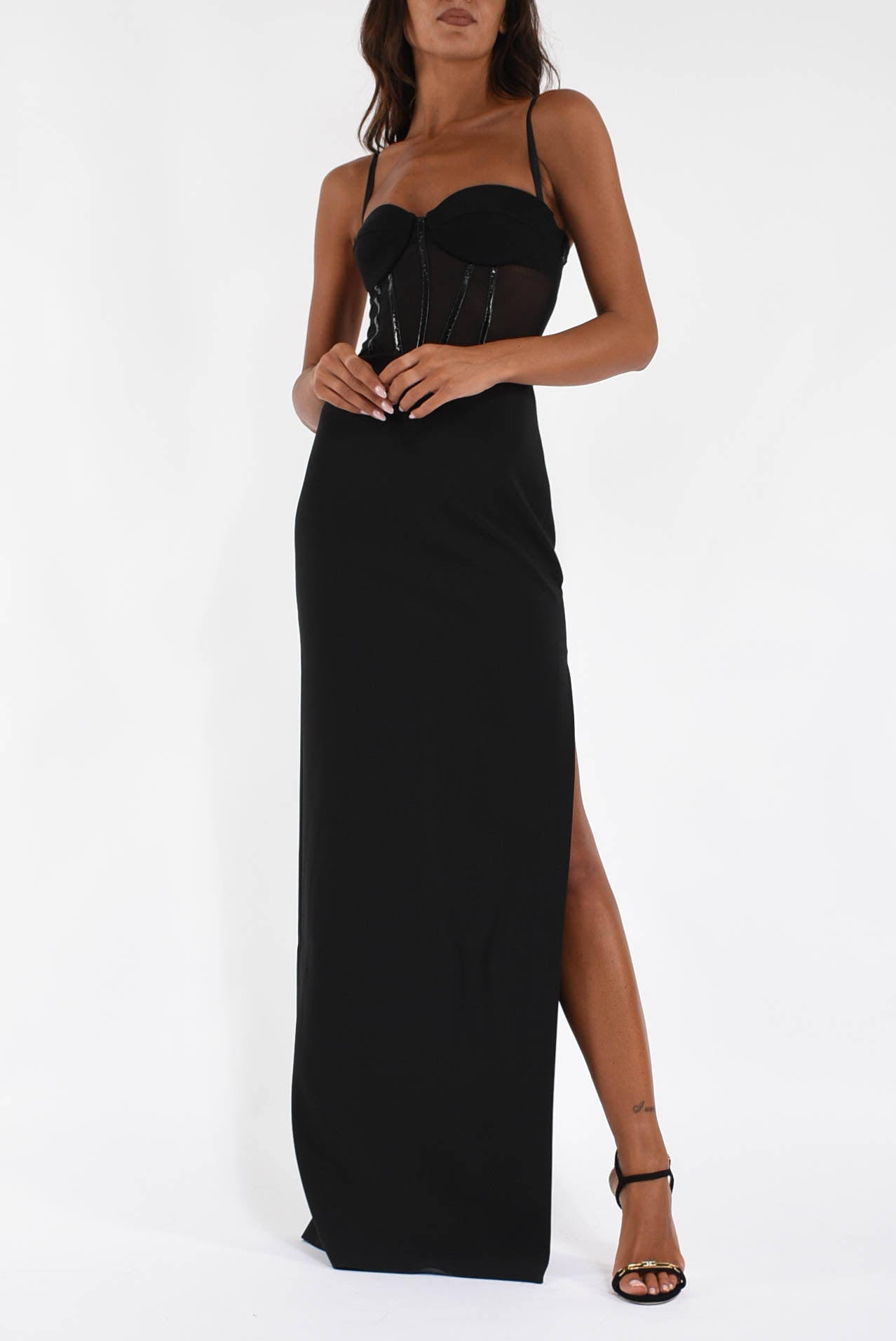 Abito lungo iin crêpe leggero e tulle