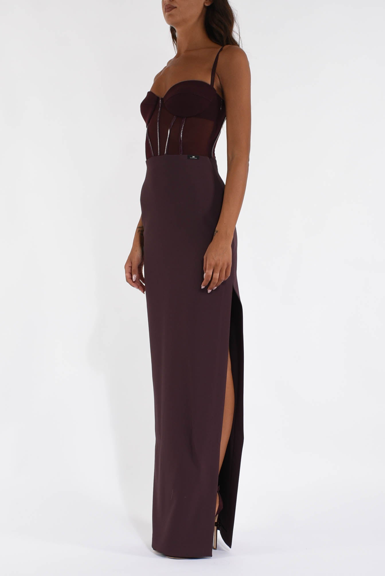 Abito lungo iin crêpe leggero e tulle