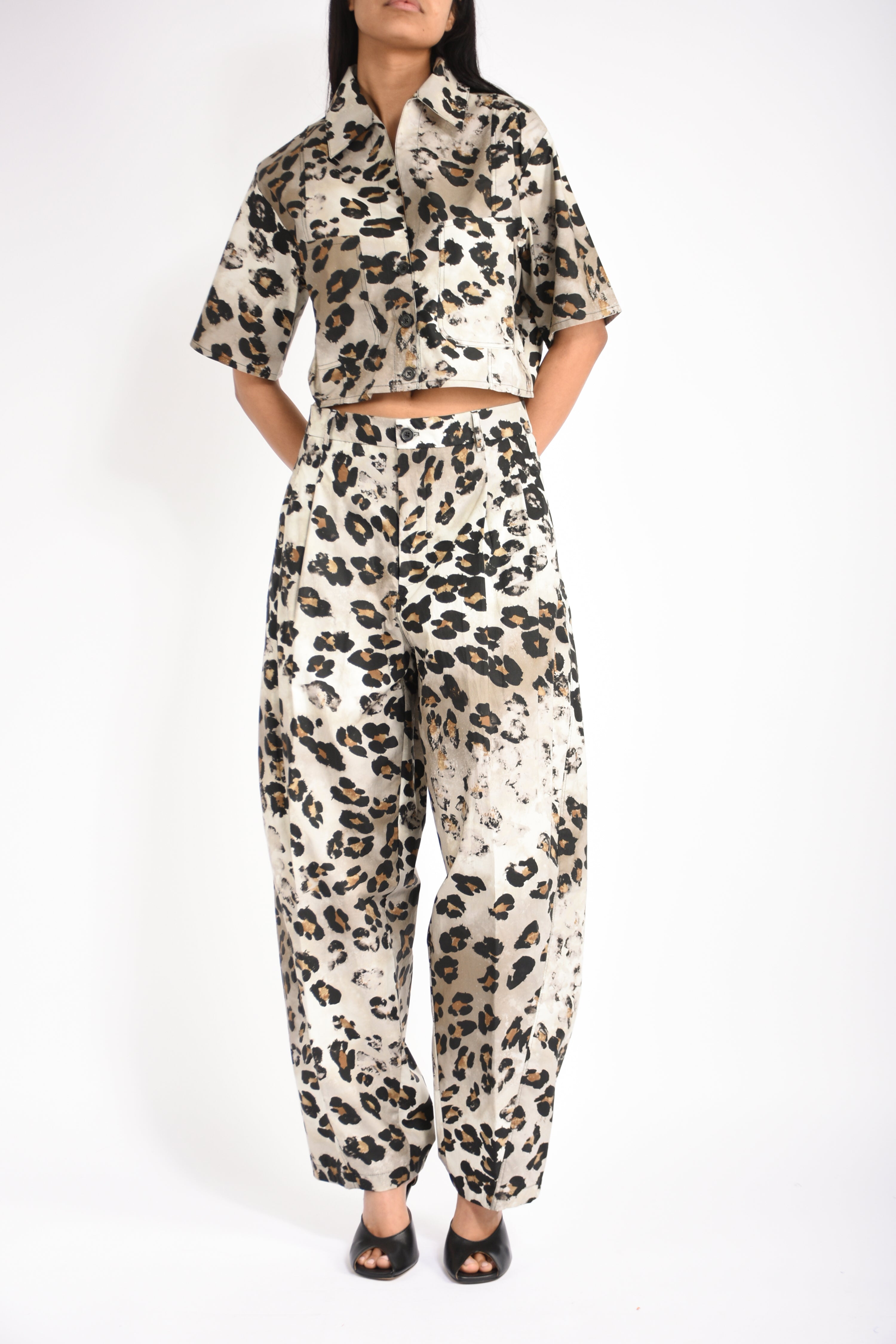 pantaloni ampi con stampa animalier