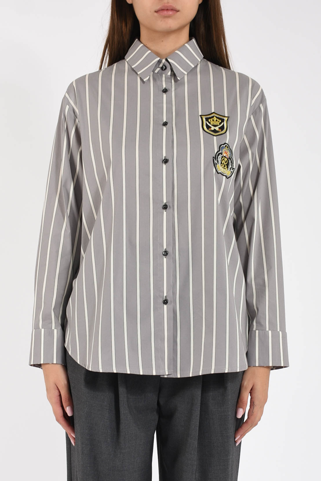 camicia con applicazioni