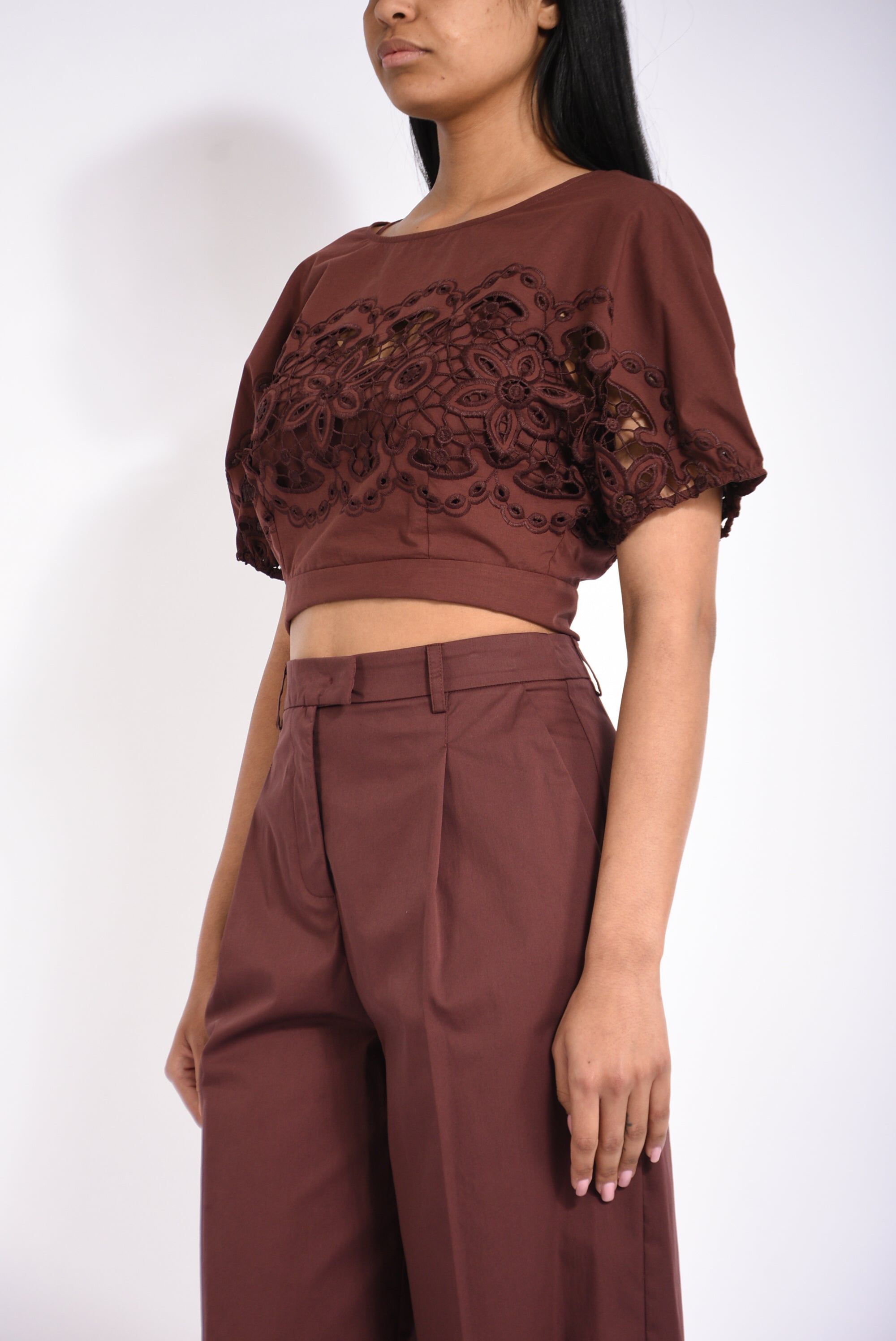 Top in cotone con ricamo floreale