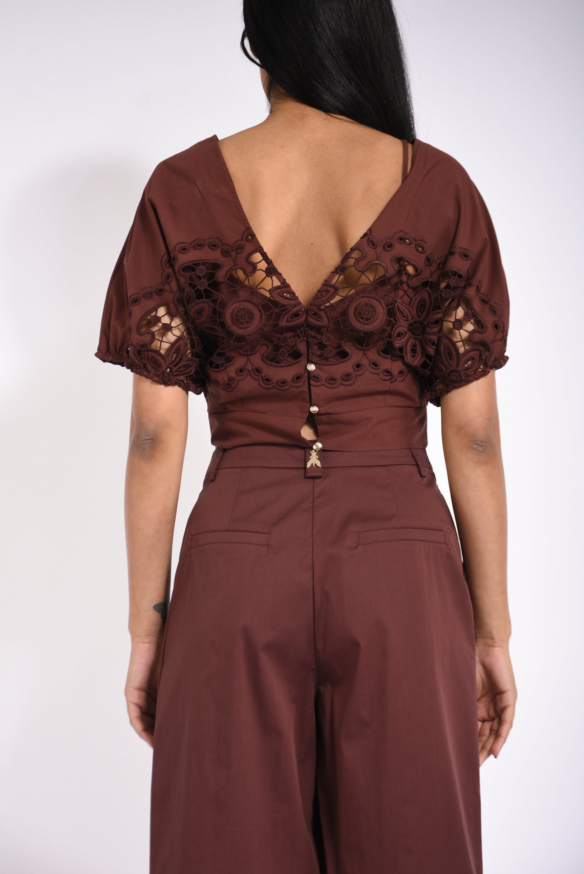 Top in cotone con ricamo floreale