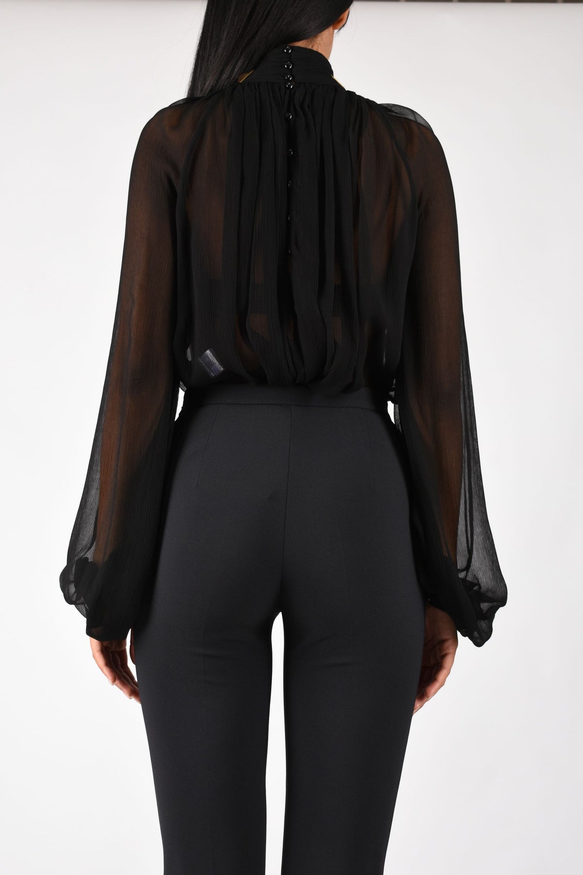 Blusa in crêponne con collo gioiello CA18966E2